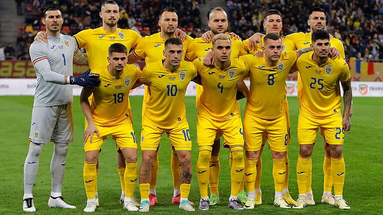 Die rumänische Nationalmannschaft im März 2024 vor dem internationalen Freundschaftsspiel zwischen Rumänien und Nordirland in der National Arena. Die rumänische Nationalmannschaft im März 2024 vor dem internationalen Freundschaftsspiel zwischen Rumänien und Nordirland in der National Arena. 