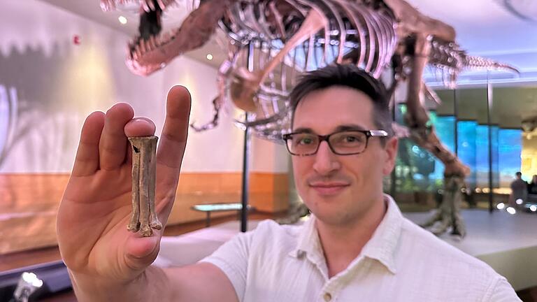 Raubvögel zur Dinosaurier-Zeit       -  Der Wissenschaftler Alex Clark zeigt den fossilen Fußknochen von Avisaurus darwini.