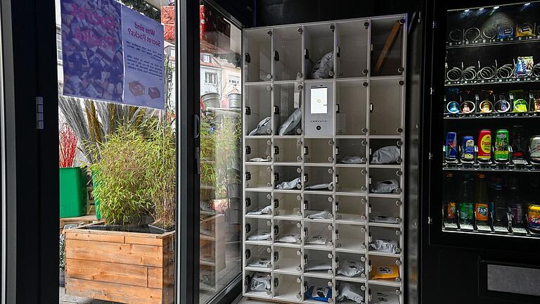 In 39 einzelnen Fächern stecken die Retourpakete und können gekauft werden. In 39 einzelnen Fächern stecken die Retourpakete und können gekauft werden.