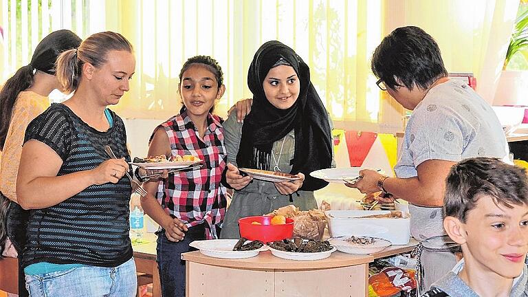 Beim Abschlussfrühstück mit den Initiatoren: Michaela Salfer, Shahed, Tala, Nicole Hepp-Schmat, Nick.