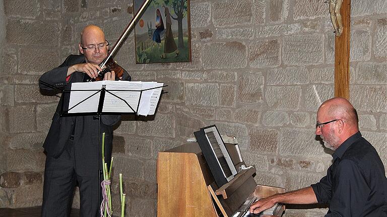 Unter dem Motto &bdquo;Tribute to the Beatles & Friends&rdquo; ließen Geiger Florian Meierott und Pianist Norbert Henneberger in der Pfarrscheune in Nassach Hits aus der Popgeschichte erklingen.