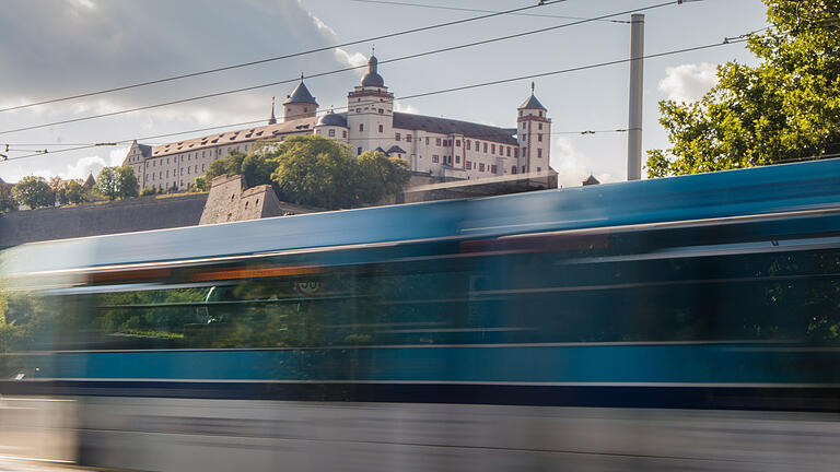 Symbolfoto: Straßenbahn in Würzburg