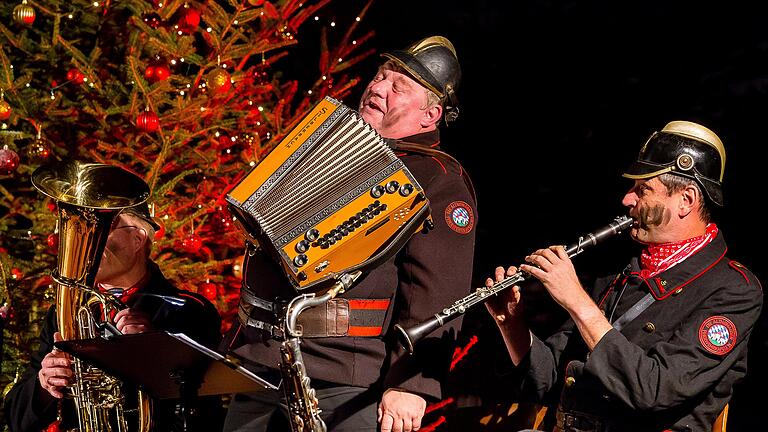 In typisch Altneihauser Manier präsentierten die Musiker eine professionelle Mischung aus swingender Volksmusik und Dixie, aus heimischen und internationalen Weihnachtsliedern.