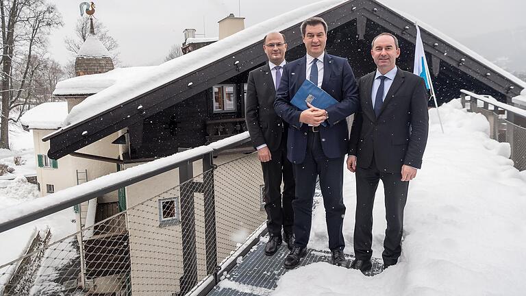 Haushaltsverhandlungen im Schnee: Ministerpräsident Markus Söder (Mitte), Vize-Regierungschef Hubert Aiwanger (rechts) und Finanzminister Albert Füracker (links).