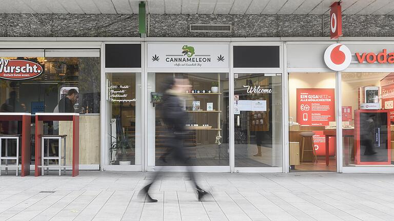 Am Dienstag hat die Polizei drei sogenannte CBD-Shops in Würzburg und Schweinfurt durchsucht.