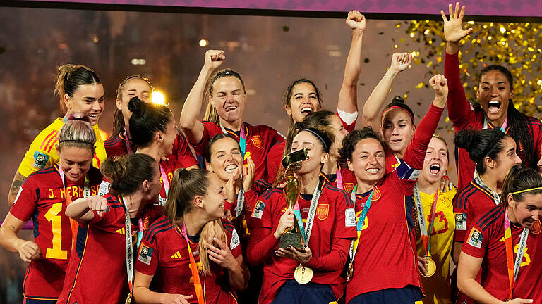 KINA - Spanien feiert unvorstellbaren Titel.jpeg       -  Spaniens Fußballerinnen feiern ihren ersten WM-Titel.