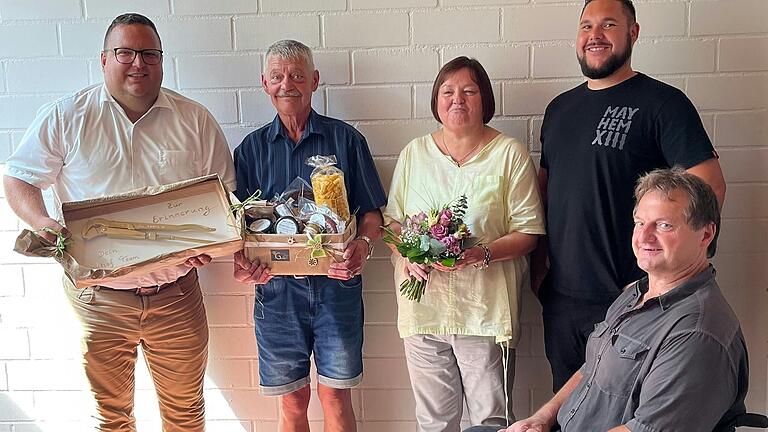 Bürgermeister Alexander Bergmann (links) verabschiedet Hans-Peter Wagner, hier mit Lebensgefährtin Karin Baum, Bauhofleiter Stephan Zuber und Wolfgang Neuhöfer (rechts) von der VG-Personalabteilung.