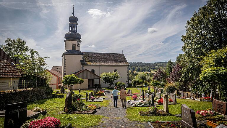 Hermann Ammon (links) und Klaus Spyra laufen in Willmars auf die Leichenhalle an der Kirche zu. Für sie ist es nicht der einzige Tatort, sie haben schreckliche Erinnerungen an das Kinderheim und Pfarrhaus. Hermann Ammon (links) und Klaus Spyra laufen in Willmars auf die Leichenhalle an der Kirche zu. Für sie ist es nicht der einzige Tatort, sie haben schreckliche Erinnerungen an das Kinderheim und Pfarrhaus.