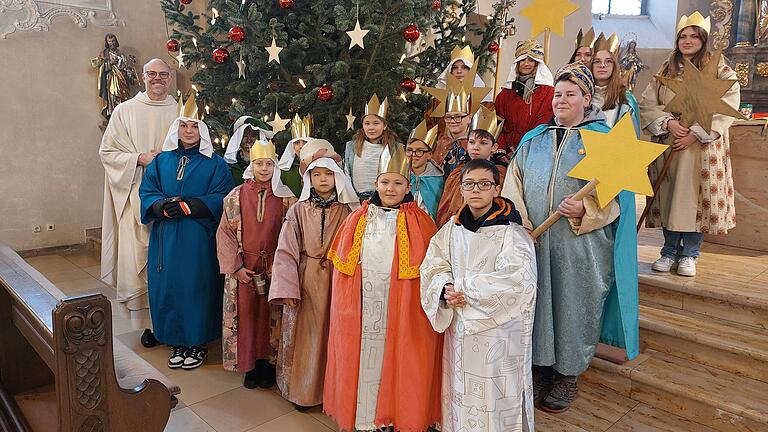 Eine große Schar von Mädchen und Buben aus den Ortsteilen Ober- und Mittelstreu zogen als die Heiligen Drei Könige Kaspar, Melchior und Balthasar mit ihrem Sternträger von Haus zu Haus. Eine große Schar von Mädchen und Buben aus den Ortsteilen Ober- und Mittelstreu zogen als die Heiligen Drei Könige Kaspar, Melchior und Balthasar mit ihrem Sternträger von Haus zu Haus.