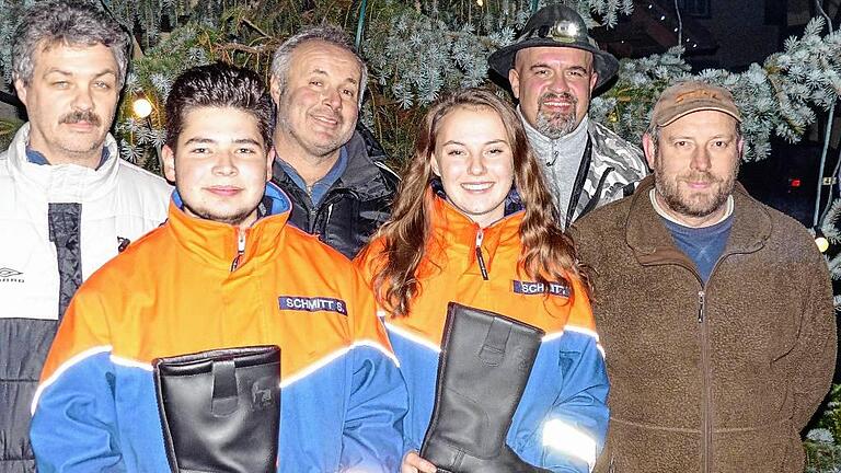 Neue Lederstiefel für die Jugendwehr - (ar) Über ein nützliches Weihnachtsgeschenk durften sich Annika Schmitt, Jugendsprecherin der Feuerwehr Wülfershausen, und ihr Stellvertreter Sebastian Schmitt freuen. Georg Fella und Burkard Schmitt (von rechts) spendeten der Jugendfeuerwehr elf Paar Lederstiefel im Wert von 550 Euro, um deren Sicherheit bei Übungen zu verbessern. Seit einigen Jahren organisieren die beiden das Johannisfeuer und in der Adventszeit einen Grillabend, der in diesem Jahr von der Musikkapelle musikalisch umrahmt wurde. Mit dem Erlös aus den beiden Veranstaltungen wollen sie zur Förderung der Dorfkultur beitragen, zum Beispiel bei der Finanzierung der Dekoration des Waaghäuschens, das die Dorfgemeinschaft vor drei Jahren eingerissen und im Fachwerkstil wieder aufgebaut hat. Für das Geschenk bedankten sich auch Kommandant Klaus Grünewald (von links) und Vorsitzender Werner Schmitt.Foto: Elmar Heil Neue Lederstiefel für die Jugendwehr - (ar) Über ein nützliches Weihnachtsgeschenk durften sich Annika Schmitt, Jugendsprecherin der Feuerwehr Wülfershausen, und ihr Stellvertreter Sebastian Schmitt freuen. Georg Fella und Burkard Schmitt (von rechts) spendeten der Jugendfeuerwehr elf Paar Lederstiefel im Wert von 550 Euro, um deren Sicherheit bei Übungen zu verbessern. Seit einigen Jahren organisieren die beiden das Johannisfeuer und in der Adventszeit einen Grillabend, der in diesem Jahr von der Musikkapelle musikalisch umrahmt wurde. Mit dem Erlös aus den beiden Veranstaltungen wollen sie zur Förderung der Dorfkultur beitragen, zum Beispiel bei der Finanzierung der Dekoration des Waaghäuschens, das die Dorfgemeinschaft vor drei Jahren eingerissen und im Fachwerkstil wieder aufgebaut hat. Für das Geschenk bedankten sich auch Kommandant Klaus Grünewald (von links) und Vorsitzender Werner Schmitt.Foto: Elmar Heil