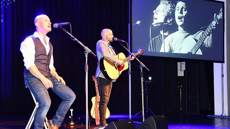 Für 'Gänsehaut-Feeling' sorgten die Engländer Dan Haynes (rechts) und Pete Richards, die mit ihren sanften Stimmen den unverwechselbaren Sound von Paul Simon und Art Garfunkel in der Stadthalle aufleben ließen und für Begeisterung sorgten.