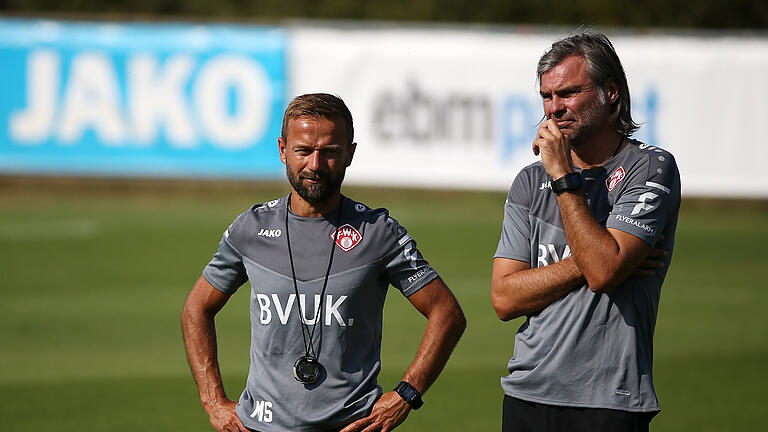 Kickers-Trainer Michael Schiele und sein neuer Assistent Matthias Lust (rechts) bereiten die Würzburger Zweitliga-Fußballer in Tirol auf die kommende Saison vor.