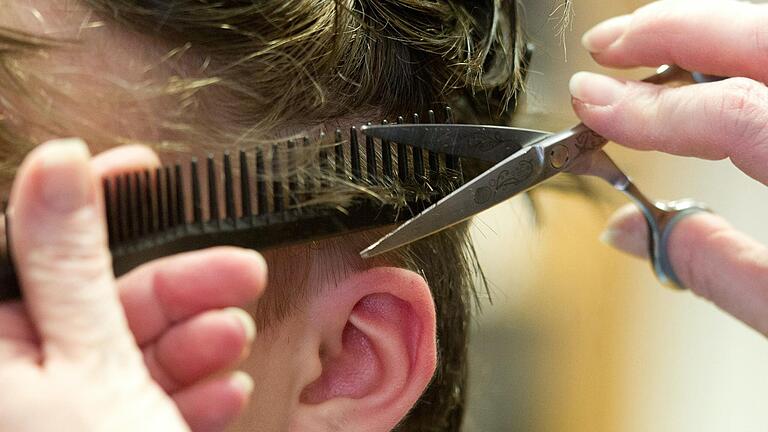 Schnipp-schnapp, Haare ab - das ist im Moment nicht möglich. Die Friseure haben auf alle Fälle noch bis zum 14. Februar geschlossen, das sind dann acht Wochen am Stück.