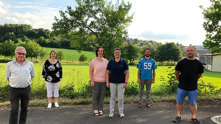 Der neue und alte Vorstand: (von links) Michael Grom (Kassier), Carolin Hanft (2. Vorsitzende), Susanna Stollberger (Schriftführerin), Anke Stollberger (1. Vorsitzende), Christian Metz (Dirigent), Peter Tischler (3. Vorsitzende) Foto: Anke Stollberger       -  Der neue und alte Vorstand: (von links) Michael Grom (Kassier), Carolin Hanft (2. Vorsitzende), Susanna Stollberger (Schriftführerin), Anke Stollberger (1. Vorsitzende), Christian Metz (Dirigent), Peter Tischler (3. Vorsitzende) Foto: Anke Stollberger