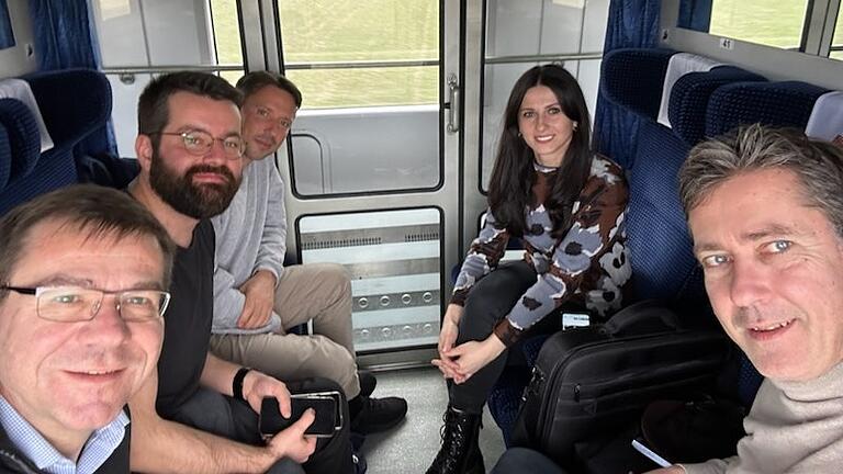 Die Würzburger Gruppe im Zug in Polen auf dem Weg zur ukrainischen Grenze (von rechts): OB Christian Schuchardt, Julia Spivak (Stadt Würzburg), Tobias Winkler (Liebe im Karton e.V.), Jacek Braminski (Stadt Würzburg), Torsten Schleicher (Main-Post).