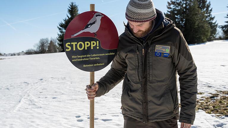 Seit Mai 2022 ist Lukas Nietsch als Digital-Ranger im Biosphärenreservat Rhön im Einsatz. Sein Job ist es, die Natur zu schützen – mithilfe und in der digitalen Welt.