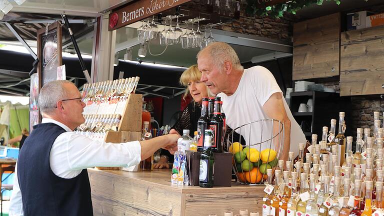 Bürgermeister Thomas Stamm begrüßte am Eröffnungstag der Laurenzi-Messe viele Markthändler und Schausteller persönlich.