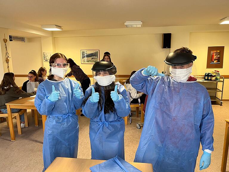 Wie funktioniert das ordnungsgemäße Anlegen von Schutzkleidung? Achtklässler der Mittelschule Bischofsheim fanden es heraus bei ihrem Besuch im Seniorenheim Heimathof Simonshof. Wie funktioniert das ordnungsgemäße Anlegen von Schutzkleidung? Achtklässler der Mittelschule Bischofsheim fanden es heraus bei ihrem Besuch im Seniorenheim Heimathof Simonshof.