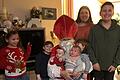 Der 'Heilige Nikolaus', Klaus Hofmann aus Esselbach, zusammen mit seinen sieben Enkelkindern. Während sich die Kleinen noch etwas fürchteten, wissen die Großen längst, wer sich hinter dem Rauschebart versteckt, wahren jedoch das Geheimnis.