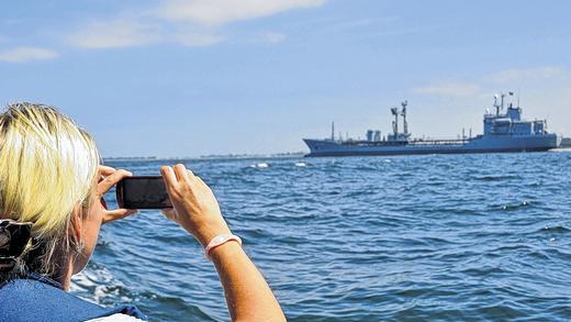 Begehrtes Fotomotiv: Im abgeseilten Rettungsboot ließ sich das Patenschiff „Spessart“ aus vielen Perspektiven ablichten. Begehrtes Fotomotiv: Im abgeseilten Rettungsboot ließ sich das Patenschiff „Spessart“ aus vielen Perspektiven ablichten.