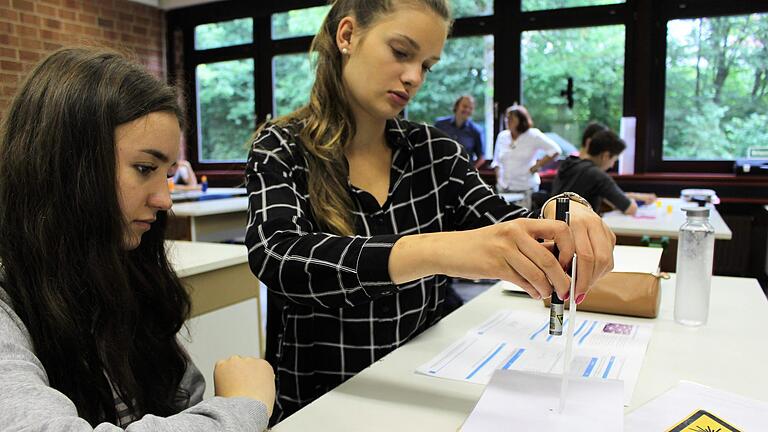 In einem Experiment können die Schüler mit Hilfe eines Lasers herausfinden, wie viel Speicherplatz auf einer CD belegt ist.  Foto: Julia Raab       -  In einem Experiment können die Schüler mit Hilfe eines Lasers herausfinden, wie viel Speicherplatz auf einer CD belegt ist.  Foto: Julia Raab