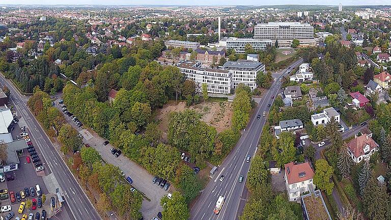 Das Parkhaus am Leopoldina-Krankenhaus (am oberen Bildrand rechts) wird abgerissen und neu gebaut. An der Mainberger Straße soll auf dem jetzigen Areal des Autohauses (links im Bild) ein weiteres neues Parkhaus entstehen.