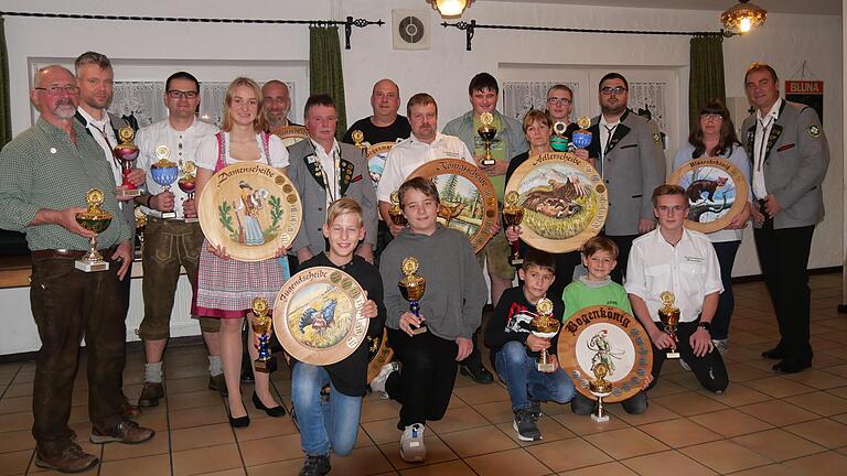 Der Schützenverein Mittelsinn proklamierte seinen neuen Schützenkönig Bertold Spahn (hinten 6. von links.), den Bogenkönig Johann Dehn (vorne 2. von rechts) sowie die Blasrohrkönigin Jasmin Diener (hinten 2. von rechts) sowie die sonstigen Titelträger. Über die ausgezeichneten Schießergebnisse freute sich Schützenmeister Dirk Schiefer (rechts). Der Schützenverein Mittelsinn proklamierte seinen neuen Schützenkönig Bertold Spahn (hinten 6. von links.), den Bogenkönig Johann Dehn (vorne 2. von rechts) sowie die Blasrohrkönigin Jasmin Diener (hinten 2. von rechts) sowie die sonstigen Titelträger. Über die ausgezeichneten Schießergebnisse freute sich Schützenmeister Dirk Schiefer (rechts).