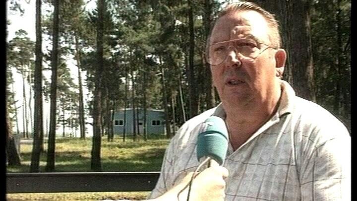 Hans Plüschke, aufgenommen 1997 bei einem TV-Interview des Hessischen Rundfunks, räumte ein, den NVA-Hauptmann Rudi Arnstadt in Notwehr erschossen zu haben. Wenig später wird Plüschke ermordet.