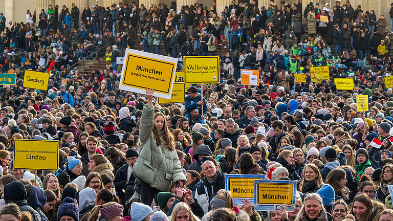 Demonstration 'Unterrichtsstunde der Superlative a       -  07.12.2022, Bayern, München: Hunderte Schüler nehmen mit Transparenten an einer Demonstration unter dem Motto 'Unterrichtsstunde der Superlative am Königsplatz!' teil. Die Demonstration soll auf die derzeitige Finanzierung bayerischer Privatschulen aufmerksam machen. Laut Veranstalter sollen sich tausende Schülerinnen und Schüler aus ganz Bayern um «fünf vor zwölf» zur gemeinsamen Unterrichtsstunde auf dem Platz treffen. Foto: Peter Kneffel/dpa - ACHTUNG: Verwendung nur im vollen Format +++ dpa-Bildfunk +++