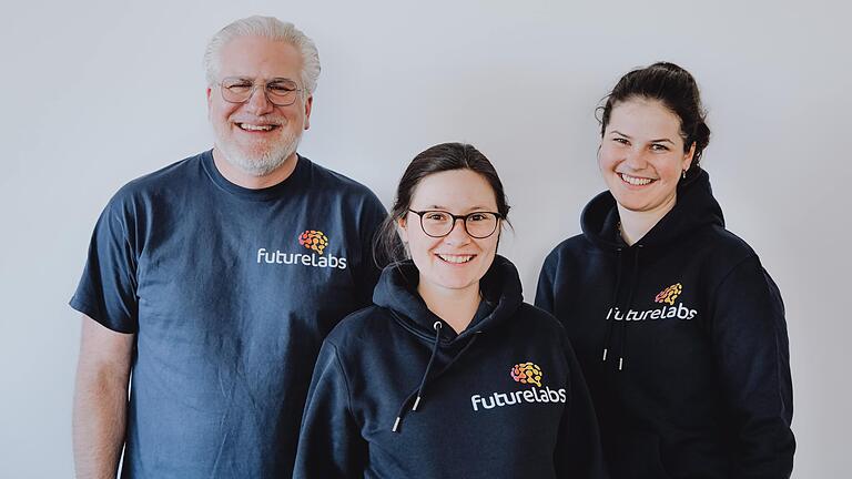 Das Team der neuen Futurelabs gGmbH in Lauda (von links ): Netzwerkmanager Matthias Weber sowie die Werkstattleiterinnen Sina Straub und Sophie Krimmer. Das Team der neuen Futurelabs gGmbH in Lauda (von links ): Netzwerkmanager Matthias Weber sowie die Werkstattleiterinnen Sina Straub und Sophie Krimmer. 