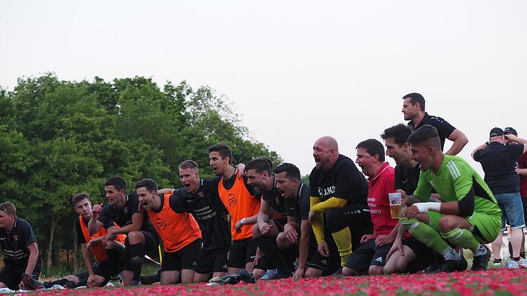 Feierten mit ihren Fans ausgelassen den Klassenerhalt in der Kreisliga Rhön: die Spieler des FC Reichenbach/Burglauer/Windheim. - Feierten mit ihren Fans ausgelassen den Klassenerhalt in der Kreisliga Rhön: die Spieler des FC Reichenbach/Burglauer/Windheim. Feierten mit ihren Fans ausgelassen den Klassenerhalt in der Kreisliga Rhön: die Spieler des FC Reichenbach/Burglauer/Windheim. - Feierten mit ihren Fans ausgelassen den Klassenerhalt in der Kreisliga Rhön: die Spieler des FC Reichenbach/Burglauer/Windheim.