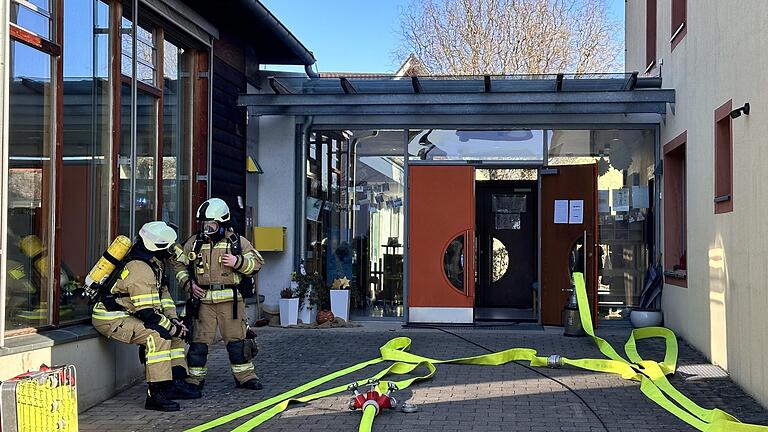 Großeinsatz am Caritas-Kindergarten Ebelsbach: am Dienstagnachmittag ist es aus bislang unklarer Ursache zum Austritt von Kohlenmonoxid gekommen. Insgesamt sechs Personen wurden verletzt. Großeinsatz am Caritas-Kindergarten Ebelsbach: am Dienstagnachmittag ist es aus bislang unklarer Ursache zum Austritt von Kohlenmonoxid gekommen. Insgesamt sechs Personen wurden verletzt.