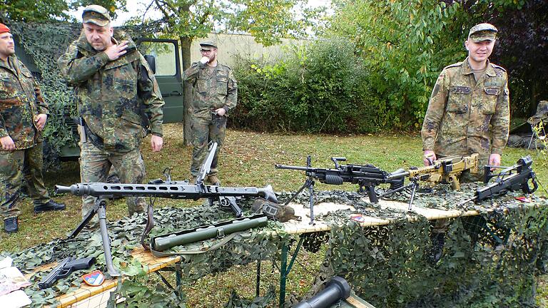 Leben im Felde: Großes Interesse fand der Stand mit den Waffen Leben im Felde: Großes Interesse fand der Stand mit den Waffen