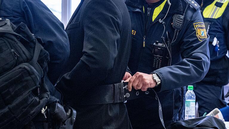Prozess gegen elf Männer wegen versuchtem Mord       -  Elf Männern wird in Regensburg der Prozess gemacht. Ihnen wird gemeinschaftlicher versuchter Mord vorgeworfen.