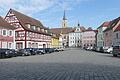 Im Brennpunkt des Parkraumkonzeptes stehen die Parkmöglichkeiten rund um den Marktplatz. Erste Maßnahme: Es werden Markierungsnägel gesetzt.