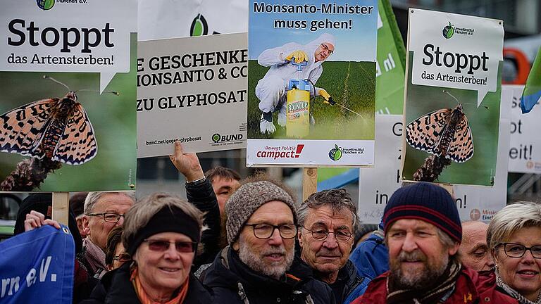 CSU-Parteitag - Demonstration gegen Glyphosat - Zahlreiche Menschen demonstrieren am 15. Dezember 2017 in Nürnberg gegen Glyphosat. CSU-Parteitag - Demonstration gegen Glyphosat - Zahlreiche Menschen demonstrieren am 15. Dezember 2017 in Nürnberg gegen Glyphosat.