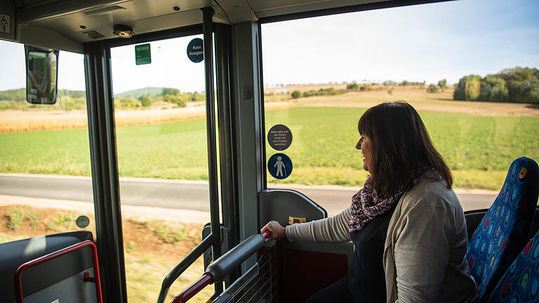 Busseelsorgerin - Busseelsorgerin Christa Klebba fährt mit dem Bus nach Aschaffenburg. Busseelsorgerin - Busseelsorgerin Christa Klebba fährt mit dem Bus nach Aschaffenburg.