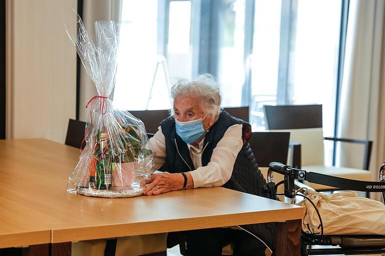 Die Seniorin Liselotte Hofmann freut sich über das Geschenk zum Muttertag. Die Seniorin Liselotte Hofmann freut sich über das Geschenk zum Muttertag.