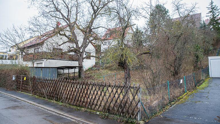 Auf diesem Grundstück im Talweg im Stadtteil Lengfeld will ein privater Investor drei Häuser mit zehn Wohnungen bauen. Die Nachbarn fürchten um die Ruhe in ihrer schmalen Stichstraße. Auf diesem Grundstück im Talweg im Stadtteil Lengfeld will ein privater Investor drei Häuser mit zehn Wohnungen bauen. Die Nachbarn fürchten um die Ruhe in ihrer schmalen Stichstraße.
