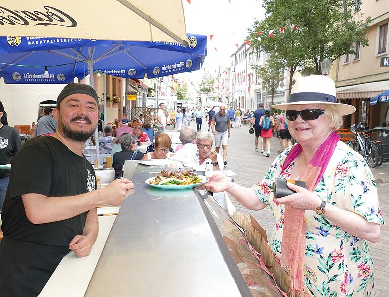 Duncay Dalga bot nicht nur den klassischen Döner an, er setzte zusätzlich mit gutem Erfolg auf vegetarische Gerichte. Duncay Dalga bot nicht nur den klassischen Döner an, er setzte zusätzlich mit gutem Erfolg auf vegetarische Gerichte.