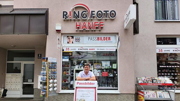 Steffen Hirschmann vor seinem Geschäft in der Badgasse in Bad Kissingen.       -  Steffen Hirschmann vor seinem Geschäft in der Badgasse in Bad Kissingen.