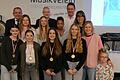 Die Wettkampfklasse Mädchen IV/2 der Pleichach-Mittelschule Unterpleichfeld mit ihren Trainerinnen Caro Diedering und Eva Weiermann (2. und 3. von rechts) wurde geehrt. Es gratulierten (hinten von links) der stellvertretende Landrat Alois Fischer, Sportschulrat Ingo Matschullis und Arbeitskreis-Geschäftsführer Johannes Kemmer. Zur Leichtathletik-Schulmannschaft gehören (vorne von links) Emely Österlein, Emma Mehlig, Mia Geier und Emmi Hirsch sowie (mittlere Reihe von links) Amelie Peters, Isabell Trippner und Vivian Amouzou.