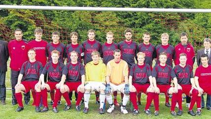 Der TSV Rottendorf schafft erstmals den Sprung in die Bezirksliga - (frak) Nun ist es auch offiziell: Nachdem die Fußballer des TSV Rottendorf die Punkte aus der vom Gegner aus Personalmangel kurzfristig abgesagten Partie gegen den SC Heuchelhof zugesprochen bekamen, ist ihnen Platz eins in der Kreisliga Würzburg nicht mehr zu nehmen. Für die Rottendorfer ist die überraschend souveräne Meisterschaft ein ganz besonderer Erfolg, denn zum ersten Mal gelang dem TSV nun der Sprung in die Bezirksliga. Unser Bild zeigt das erfolgreiche Team mit (hinten von links) dem TSV-Vorstandsvorsitzender Max Limmer, Trainer Marco Amrehn, Moritz Rogenhofer, Alexander Schraut, Michael Büchs, Michael Ströhlein, Jakob Siedler, Matthias Gossmann, Lukas Bankl, Martin Hesselbach, Betreuer Hans-Peter Habelt, Abteilungsleiter Theo Issing sowie (vorne von links) Peter Gold, Fabian Freund, Frank Bader, Peter Trappschuh, Thorsten Müller, Alexander Mader, Matthias Joachim, Julian Wolf, Fabian Hess. Der TSV Rottendorf schafft erstmals den Sprung in die Bezirksliga - (frak) Nun ist es auch offiziell: Nachdem die Fußballer des TSV Rottendorf die Punkte aus der vom Gegner aus Personalmangel kurzfristig abgesagten Partie gegen den SC Heuchelhof zugesprochen bekamen, ist ihnen Platz eins in der Kreisliga Würzburg nicht mehr zu nehmen. Für die Rottendorfer ist die überraschend souveräne Meisterschaft ein ganz besonderer Erfolg, denn zum ersten Mal gelang dem TSV nun der Sprung in die Bezirksliga. Unser Bild zeigt das erfolgreiche Team mit (hinten von links) dem TSV-Vorstandsvorsitzender Max Limmer, Trainer Marco Amrehn, Moritz Rogenhofer, Alexander Schraut, Michael Büchs, Michael Ströhlein, Jakob Siedler, Matthias Gossmann, Lukas Bankl, Martin Hesselbach, Betreuer Hans-Peter Habelt, Abteilungsleiter Theo Issing sowie (vorne von links) Peter Gold, Fabian Freund, Frank Bader, Peter Trappschuh, Thorsten Müller, Alexander Mader, Matthias Joachim, Julian Wolf, Fabian Hess.