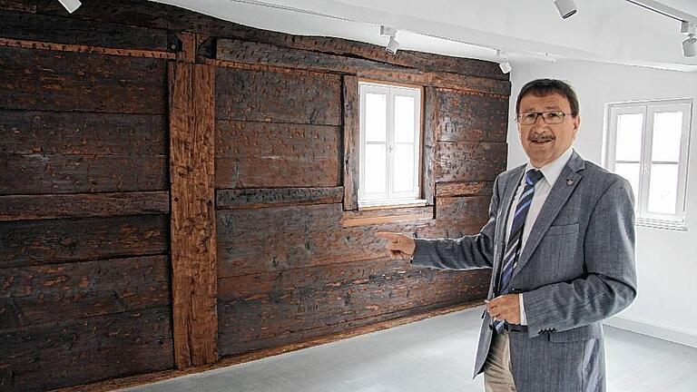 Stadtlauringens Bürgermeister Friedel Heckenlauer zeigt eine freigelegte Wand im Rückert-Poetikum. Stadtlauringens Bürgermeister Friedel Heckenlauer zeigt eine freigelegte Wand im Rückert-Poetikum.