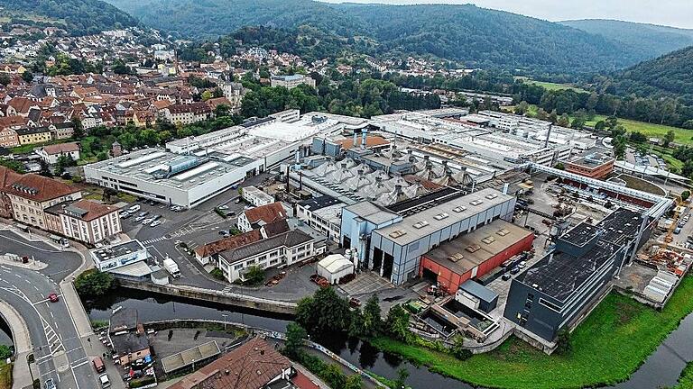Auf und Ab im Werk I der Bosch Rexroth AG: Während in der im Vordergrund zu sehenden Gießerei rund 140 Arbeitsplätze auf der Kippe stehen, entstehen im weiter hinten angesiedelten Zylinderbau 40 neue Stellen. Grund ist, dass Rexroth eine Produktionslinie von einem mittlerweile externen Unternehmen aus Frankreich an den Stammsitz verlagert. Auf und Ab im Werk I der Bosch Rexroth AG: Während in der im Vordergrund zu sehenden Gießerei rund 140 Arbeitsplätze auf der Kippe stehen, entstehen im weiter hinten angesiedelten Zylinderbau 40 neue Stellen. Grund ist, dass Rexroth eine Produktionslinie von einem mittlerweile externen Unternehmen aus Frankreich an den Stammsitz verlagert.