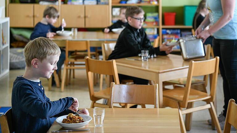 Ein Gespräch beim Mittagessen ist aktuell schwierig: Jedes Kind sitzt allein an einem Tisch. Ein Gespräch beim Mittagessen ist aktuell schwierig: Jedes Kind sitzt allein an einem Tisch. 