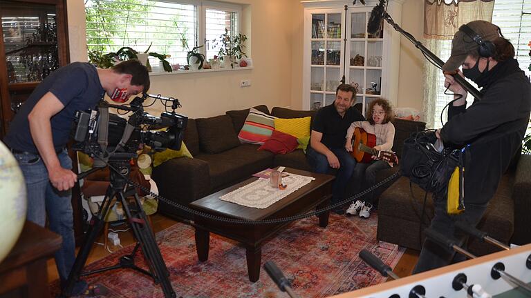 Das ZDF und Maya: Für das Morgenmagazin „Volle Kanne“ wurde eine Reportage über die an MSS erkrankte Maya Hahn und ihre Familie gedreht. Am Montag, 13. Juli, zwischen 9.05 und 10.30 Uhr wird der Beitrag voraussichtlich ausgestrahlt. Das ZDF und Maya: Für das Morgenmagazin „Volle Kanne“ wurde eine Reportage über die an MSS erkrankte Maya Hahn und ihre Familie gedreht. Am Montag, 13. Juli, zwischen 9.05 und 10.30 Uhr wird der Beitrag voraussichtlich ausgestrahlt.