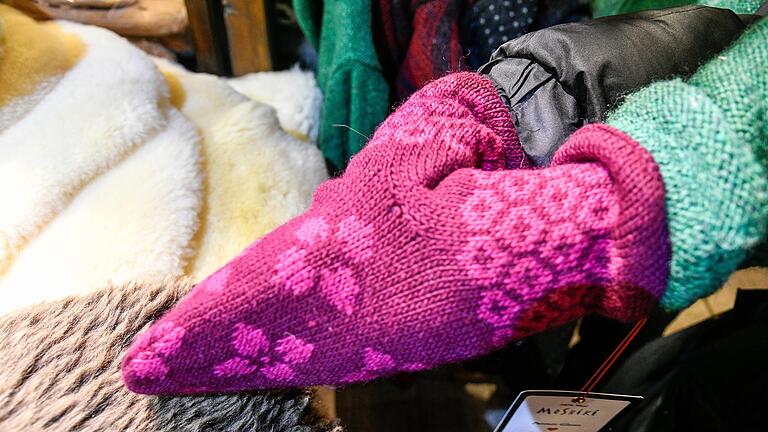 Handschuhe für Verliebte gibt es auch auf dem Weihnachtsmarkt zu kaufen. Der Liebe sind damit auch durch die Kälte keinen Grenzen mehr gesetzt. Handschuhe für Verliebte gibt es auch auf dem Weihnachtsmarkt zu kaufen. Der Liebe sind damit auch durch die Kälte keinen Grenzen mehr gesetzt.