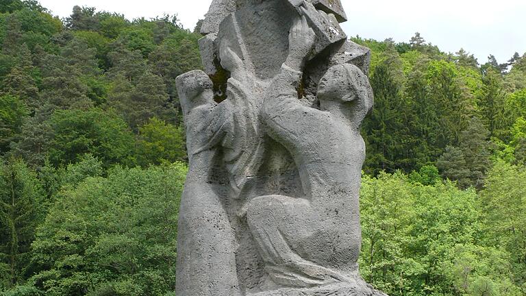 Werke und Leben des Obersinner Schriftstellers und Heimatdichters Leo Weismantel – wie die Sage um das 'Schloss in der Sünfte', an die das Denkmal an der Reithbrücke erinnert – werden in der Kulturdatenbank erlebbar.