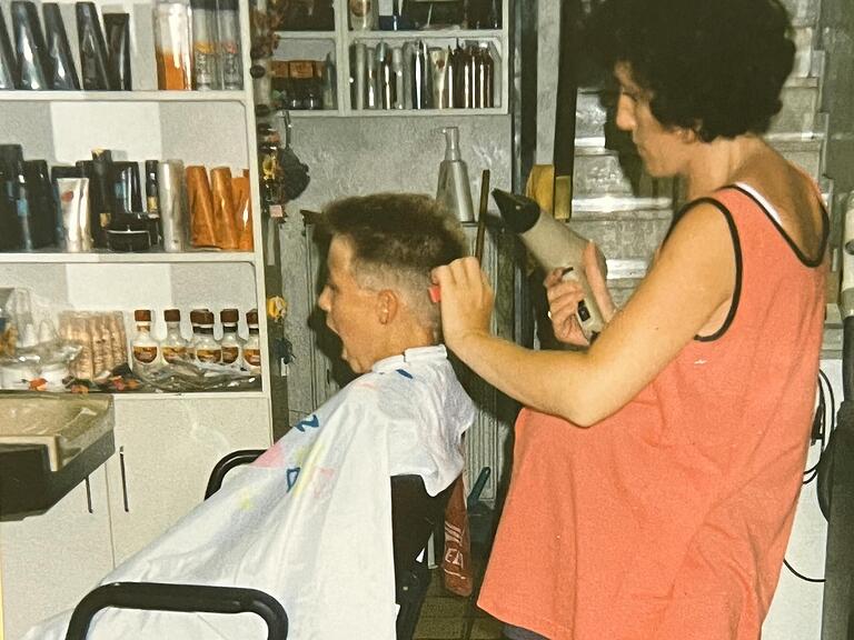 Gabriele Schäfer frisiert, hochschwanger mit Sophia, ihren Sohn. Gabriele Schäfer frisiert, hochschwanger mit Sophia, ihren Sohn.